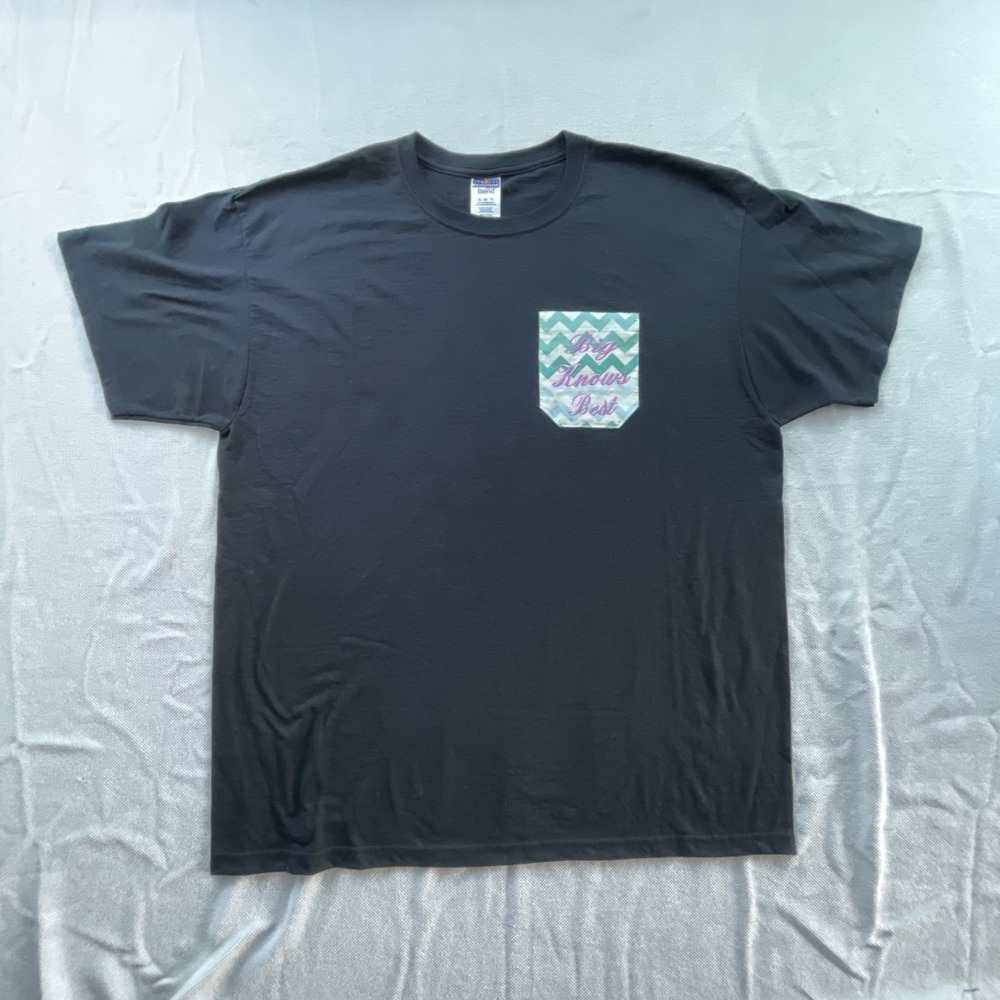 CHEVRON Pocket T-Shirt Pattern Logo "Big Knows Best" Size XL Funny short sleeve